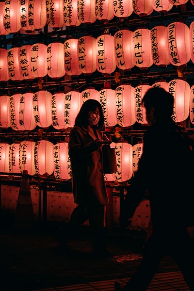 穿着黑色夹克的男人站在棕色木桶旁边
